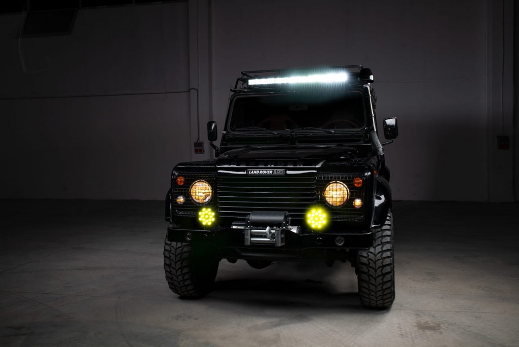 Land-Rover-Defender-bis-03